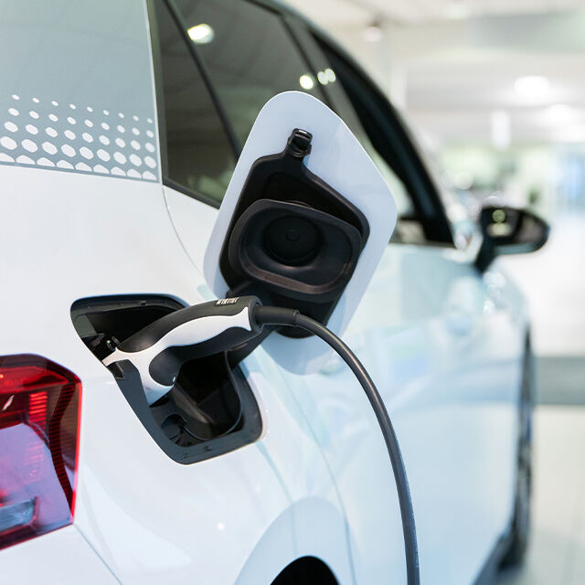 Vuoden 2023 kiinnostavimmat hybridit ja sähköautot