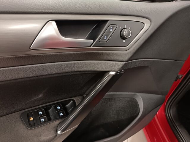 VOLKSWAGEN Golf 2013 Variant Comfortline 1,6 TDI 77 kW (105 hv) BMT DSG-aut.**1-OM TARKASTI PIDETTY HUIPPUYKSILÖ*