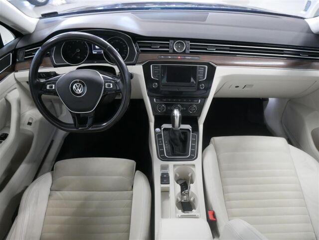 VOLKSWAGEN Passat 2015 Sedan Highline 1,4 TSI 110 kW (150 hv) ACT DSG-automaatti