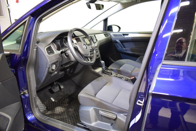 VOLKSWAGEN Golf Sportsvan 2017 Football Edition 1,4 TSI 92 kW (125 hv) DSG-automaatti* 1.omistaja, kaukowebasto*