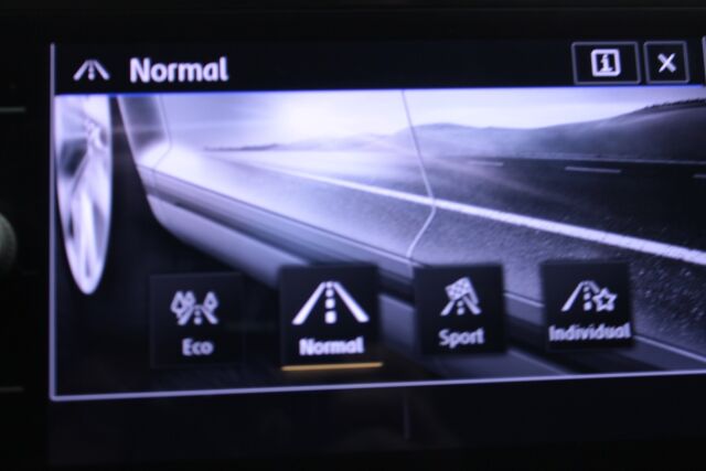 VOLKSWAGEN Tiguan 2018 Comfortline 2,0 TDI SCR 110 kW (150 hv) 4MOTION DSG-automaatti Football Edition