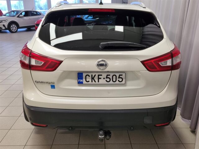 NISSAN Qashqai 2015 DIG-T 115 Business 360 2WD 6M/T E6 Alcantara / 360- Kamera / Koukku / LED / Navi