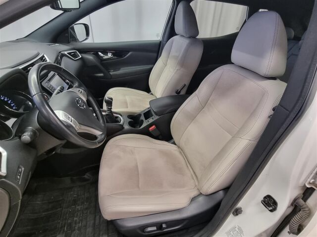 NISSAN Qashqai 2015 DIG-T 115 Business 360 2WD 6M/T E6 Alcantara / 360- Kamera / Koukku / LED / Navi