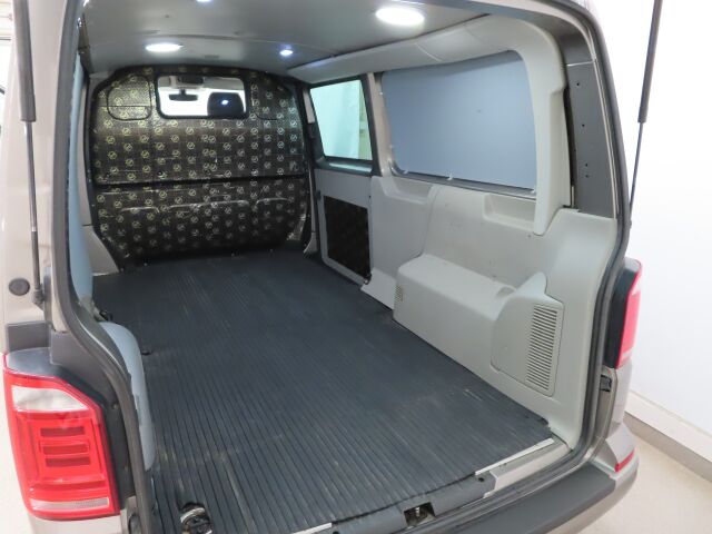 Volkswagen Transporter 2018 umpipakettiauto Pitkä 2,0 TDI 150 kW 4Motion DSG "Lukkoperä"