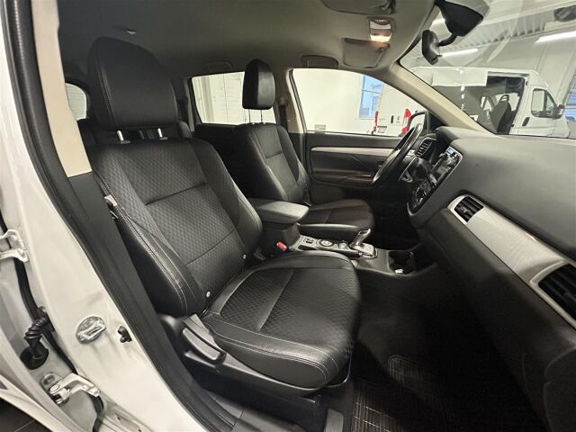 MITSUBISHI Outlander PHEV 2014 Comfort Plus Navi 4WD 5P