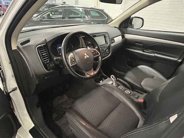 MITSUBISHI Outlander PHEV 2014 Comfort Plus Navi 4WD 5P