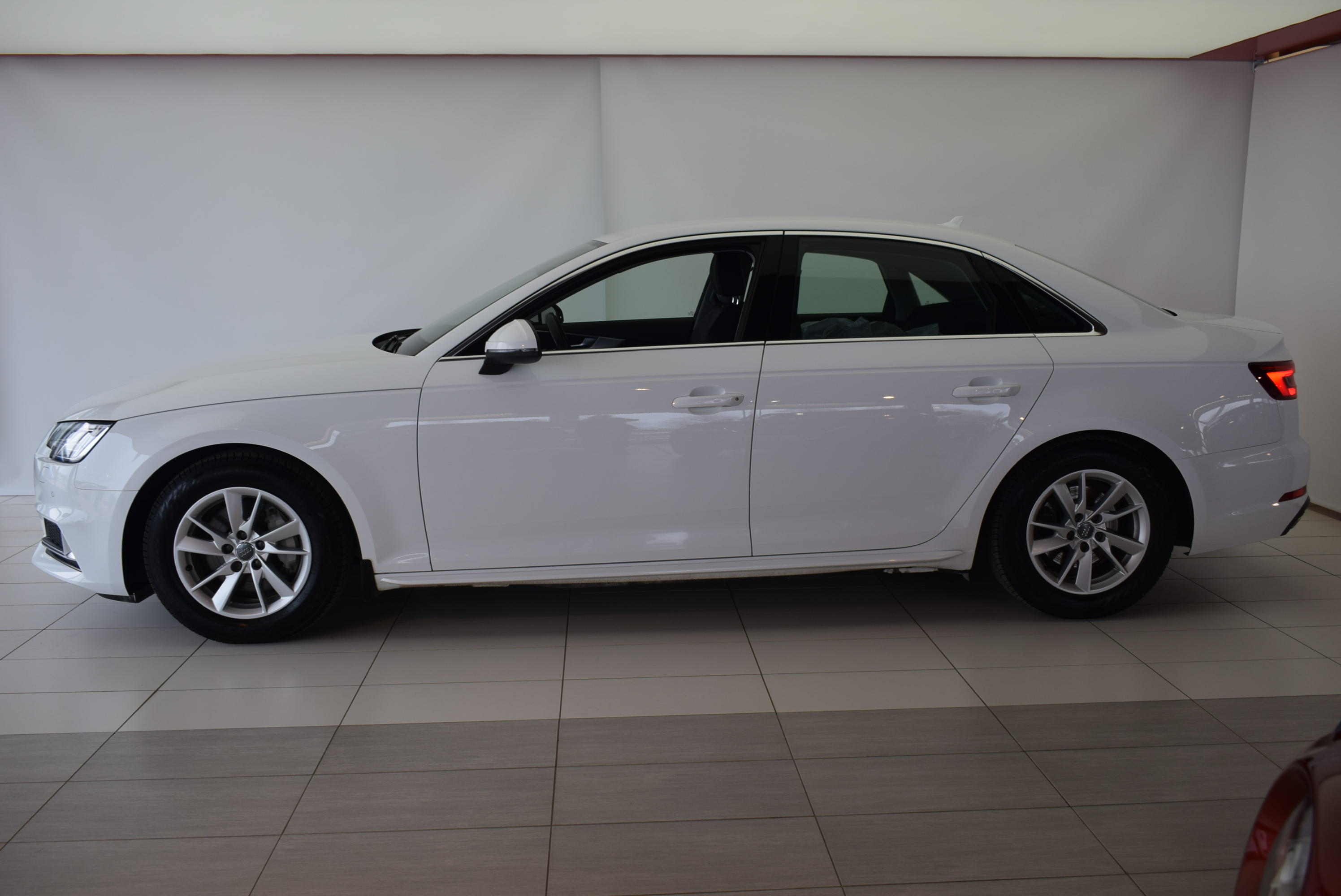 Audi A4 2019, kuva 2/13