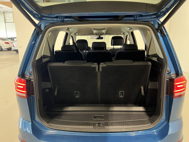 VOLKSWAGEN TOURAN 2020 2,0 TDI R-Line 110 kW DSG *7Hlö *Caribbean Blue *Ratinlämmitys *ACC *Discover Pro *Avaimeton kulku *