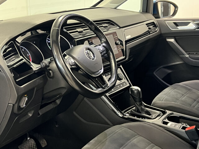 VOLKSWAGEN TOURAN 2020 2,0 TDI R-Line 110 kW DSG *7Hlö *Caribbean Blue *Ratinlämmitys *ACC *Discover Pro *Avaimeton kulku *