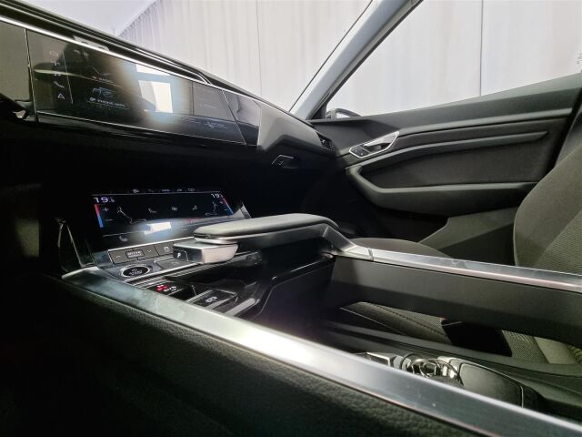 AUDI Q8 e-tron 2023 Sportback 55 quattro Progress * Peruutuskamera, Navigointijärjestelmä, virtuaalinen mittaristo *