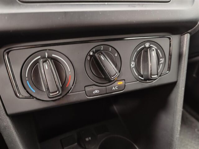 VOLKSWAGEN Polo 2015 Trendline 1,0 55 kW (75 hv) BlueMotion Technology 4-ovinen