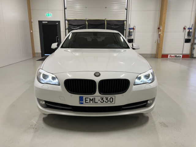 BMW 525d XDRIVE 2013 525d xDrive *Sporttipenkit *Puolinahat *Ratinlämmitys *Kaukovaloavustin *Xenon