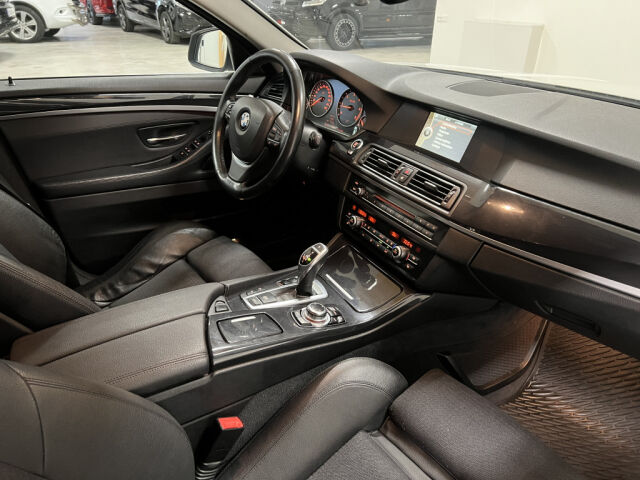 BMW 525d XDRIVE 2013 525d xDrive *Sporttipenkit *Puolinahat *Ratinlämmitys *Kaukovaloavustin *Xenon