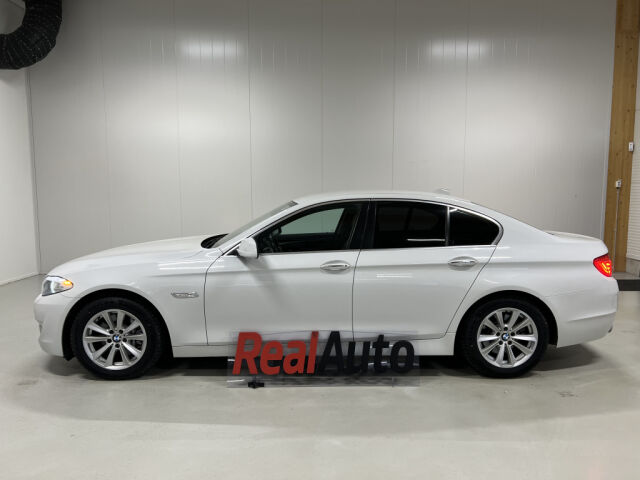 BMW 525d XDRIVE 2013 525d xDrive *Sporttipenkit *Puolinahat *Ratinlämmitys *Kaukovaloavustin *Xenon