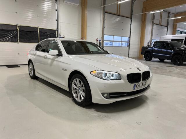 BMW 525d XDRIVE 2013 525d xDrive *Sporttipenkit *Puolinahat *Ratinlämmitys *Kaukovaloavustin *Xenon