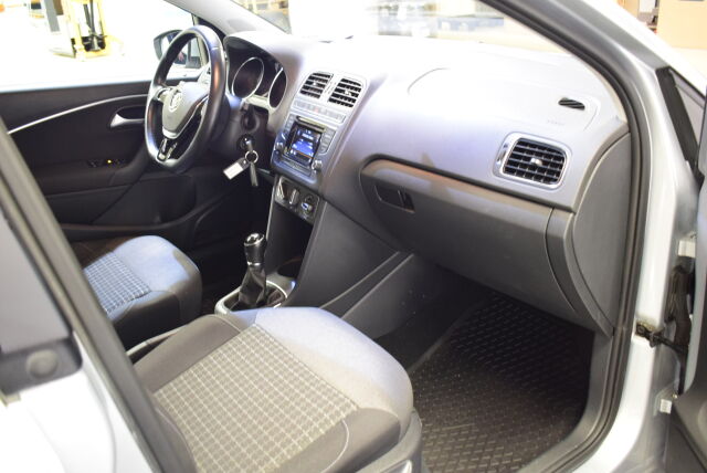 VOLKSWAGEN Polo 2015 Comfortline 1,4 TDI 55 kW (75 hv)JAKOHIHNA VAIHDETTU 5/2025 AJ.72000 KM EBER  LISÄLÄMMI