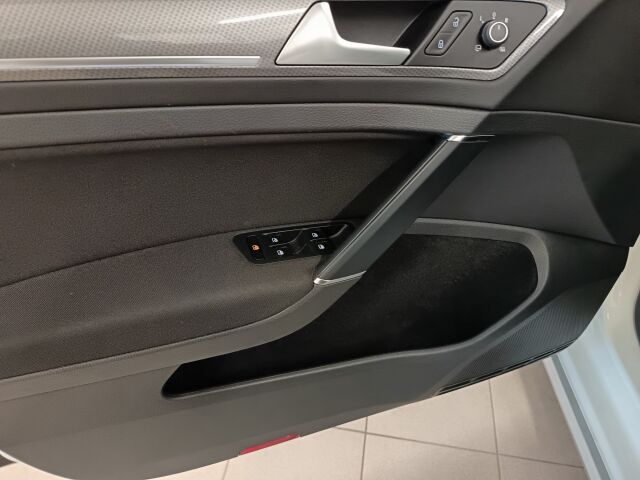 VOLKSWAGEN Golf 2017 Variant Alltrack 2,0 TDI 135 kW (184 hv) 4MOTION DSG-automaatti Winter Edition