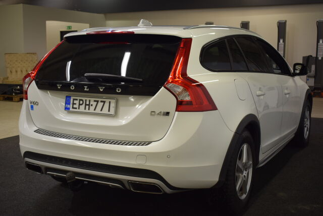 VOLVO V60 Cross Country 2018 D4 AWD Classic aut  * Tarkasti huollettu* Navi*