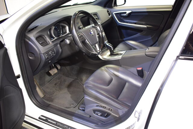 VOLVO V60 Cross Country 2018 D4 AWD Classic aut  * Tarkasti huollettu* Navi*