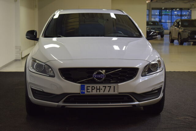 VOLVO V60 Cross Country 2018 D4 AWD Classic aut  * Tarkasti huollettu* Navi*