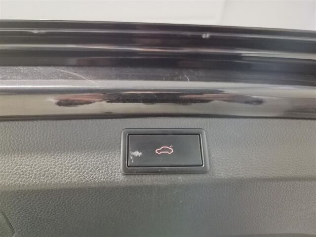 SKODA Karoq 2019 1,6 TDI Style DSG Autom.  * Vetokoukku / ACC /  P- Kamera / Webasto *