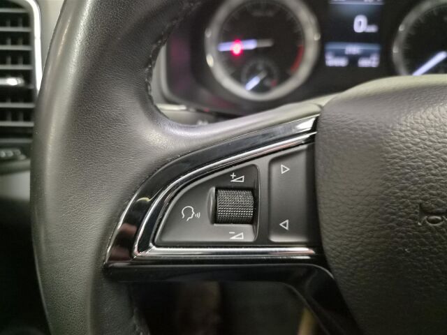 SKODA Karoq 2019 1,6 TDI Style DSG Autom.  * Vetokoukku / ACC /  P- Kamera / Webasto *