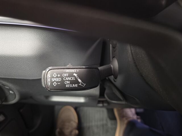 SKODA Karoq 2019 1,6 TDI Style DSG Autom.  * Vetokoukku / ACC /  P- Kamera / Webasto *