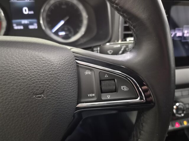 SKODA Karoq 2019 1,6 TDI Style DSG Autom.  * Vetokoukku / ACC /  P- Kamera / Webasto *