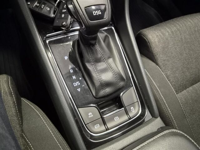 SKODA Karoq 2019 1,6 TDI Style DSG Autom.  * Vetokoukku / ACC /  P- Kamera / Webasto *