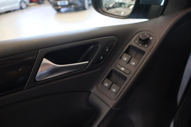 VOLKSWAGEN Golf 2011 Comfortline 1,2 TSI 77 kW (105 hv) BlueMotion Technology 4-ovinen