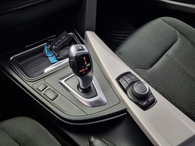 BMW 320 2015 F30 Sedan 320i TwinPower Turbo A Limited xDrive Edition / Suomi-auto / Vetokoukku / Lohkolämmitin