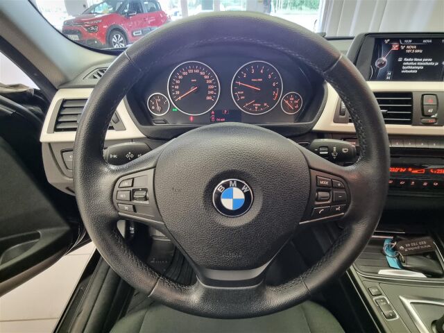 BMW 320 2015 F30 Sedan 320i TwinPower Turbo A Limited xDrive Edition / Suomi-auto / Vetokoukku / Lohkolämmitin