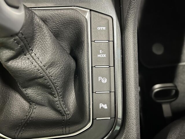 VOLKSWAGEN TIGUAN 2023 Style Business eHybrid 180 kW DSG-automaatti, 1-omisteinen, lasikatto, takuu! Vähän ajettu yksilö!