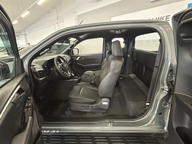 Isuzu D-MAX 2026 Space Cab 2.2 TDi 4WD 8AT LS 26MY / Kauko-Webasto / 2 x renk. / Vetokoukku / Adapt.vakkari / Kamera