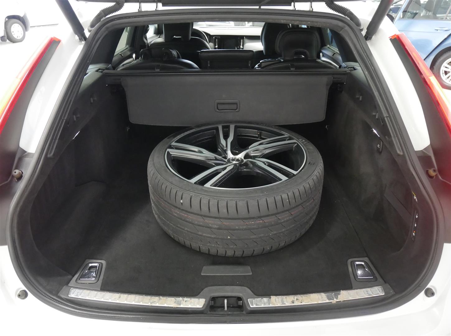 Volvo V90 D3 AWD R-Design aut 2019, kuva 5/24