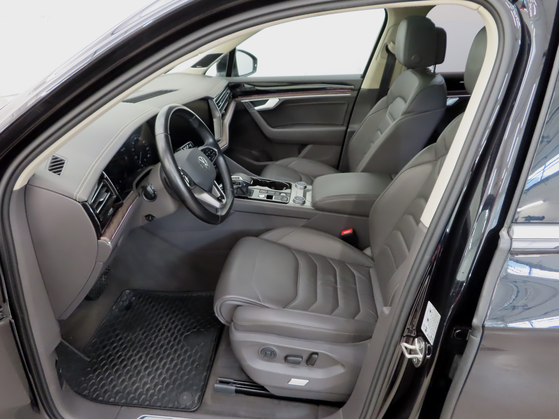 Volkswagen Touareg 2020, kuva 7/12