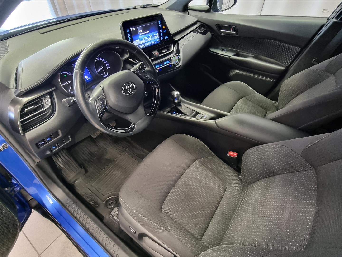 Toyota C-HR 1,8 Hybrid Active 2017, kuva 7/21