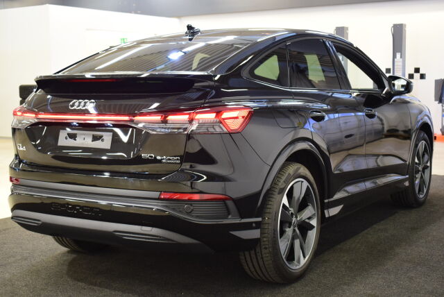 Audi Q4 e-tron 2024 50 e-tron quattro Sportback**SIS 2X RENKAAT**