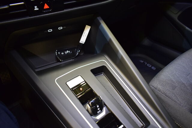 Volkswagen Golf 2024 Variant Comfort Business 1,5 eTSI 85 kW (MHEV) DSG * Sis. 2x renkaat, lämmitin, Korko 1,99%+ kulut *