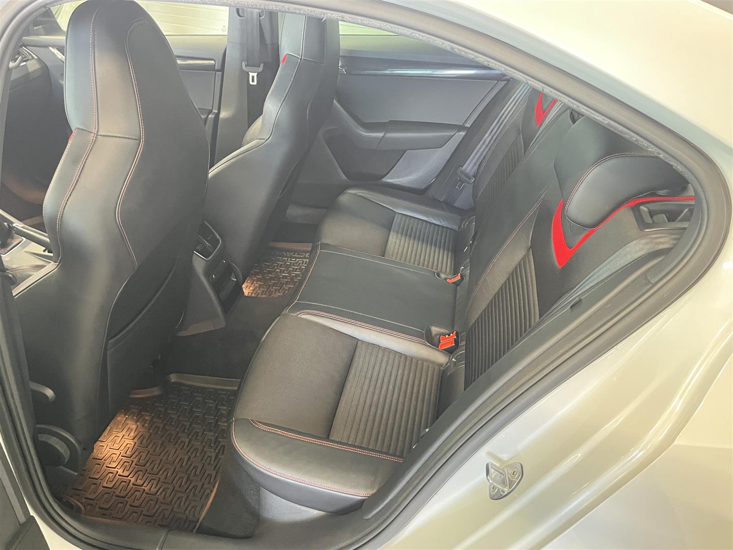 Skoda Octavia 2,0 TDI RS 2015, kuva 6/21