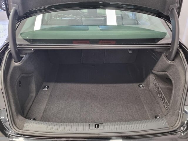 AUDI A4 2017 Sedan Pro Business 2,0 TFSI 140 kW S tronic / Suomi-Auto / Vetokoukku / M-Lämmitin
