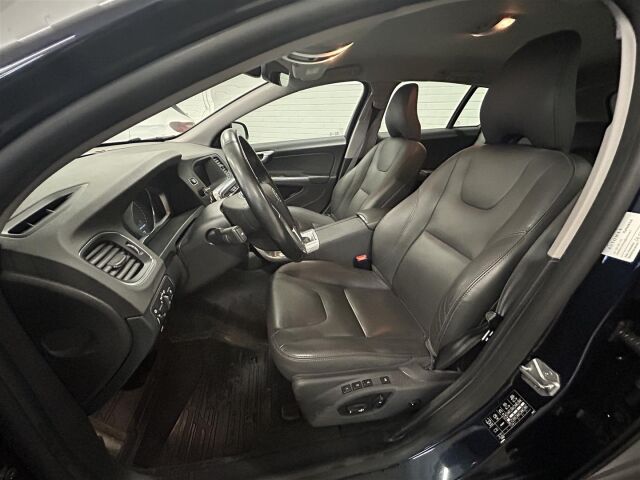 VOLVO V60 2018 D3 Business Classic Summum aut / Webasto / Navi / Keyless Go / Nahkapenkit /