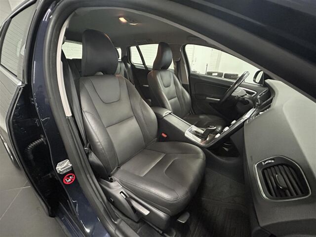 VOLVO V60 2018 D3 Business Classic Summum aut / Webasto / Navi / Keyless Go / Nahkapenkit /
