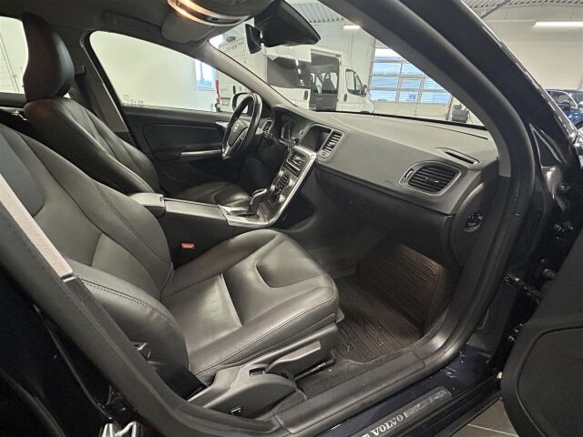 VOLVO V60 2018 D3 Business Classic Summum aut / Webasto / Navi / Keyless Go / Nahkapenkit /