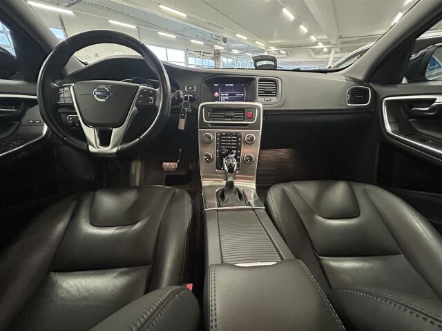 VOLVO V60 2018 D3 Business Classic Summum aut / Webasto / Navi / Keyless Go / Nahkapenkit /