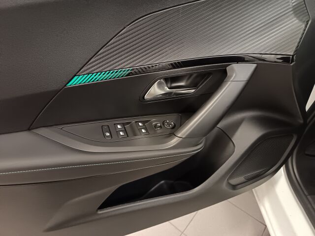 PEUGEOT 2008 2021 Allure Pack Motion PureTech 130 EAT8-automaatti
