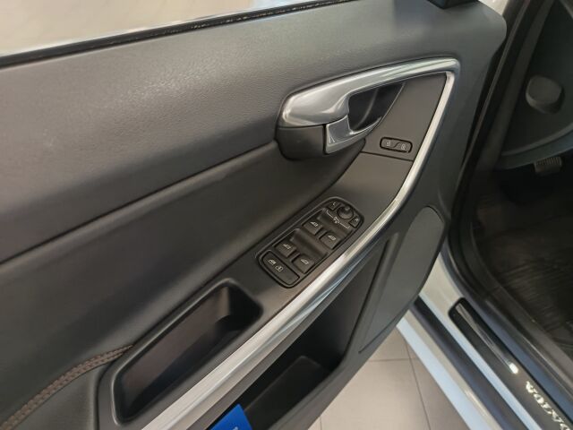 VOLVO XC60 2016 D4 AWD Summum aut**OIKHEIN KOMIA PELI OIKIALLA MOOTTORILLA**