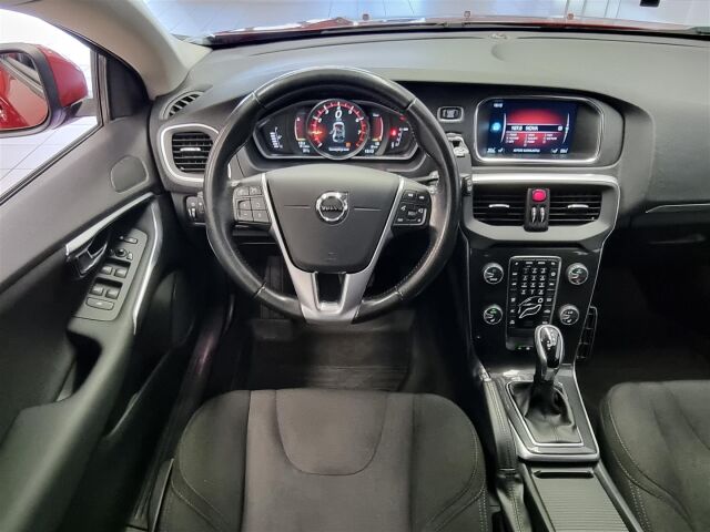 VOLVO V40 2017 T2 Business aut / Webasto / Koukku / Tutka / Vähän Ajettu!