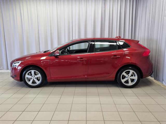VOLVO V40 2017 T2 Business aut / Webasto / Koukku / Tutka / Vähän Ajettu!
