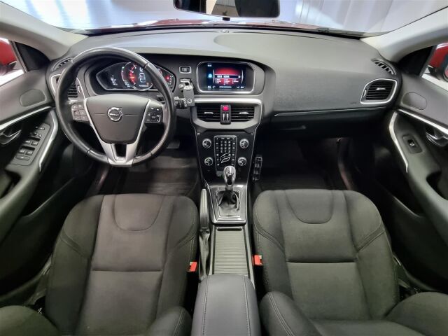 VOLVO V40 2017 T2 Business aut / Webasto / Koukku / Tutka / Vähän Ajettu!